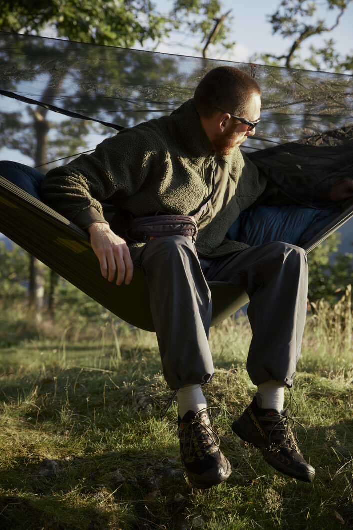 Trail Duster sitting in hammock wearing ELLIKER Keld Sherpa Fleece